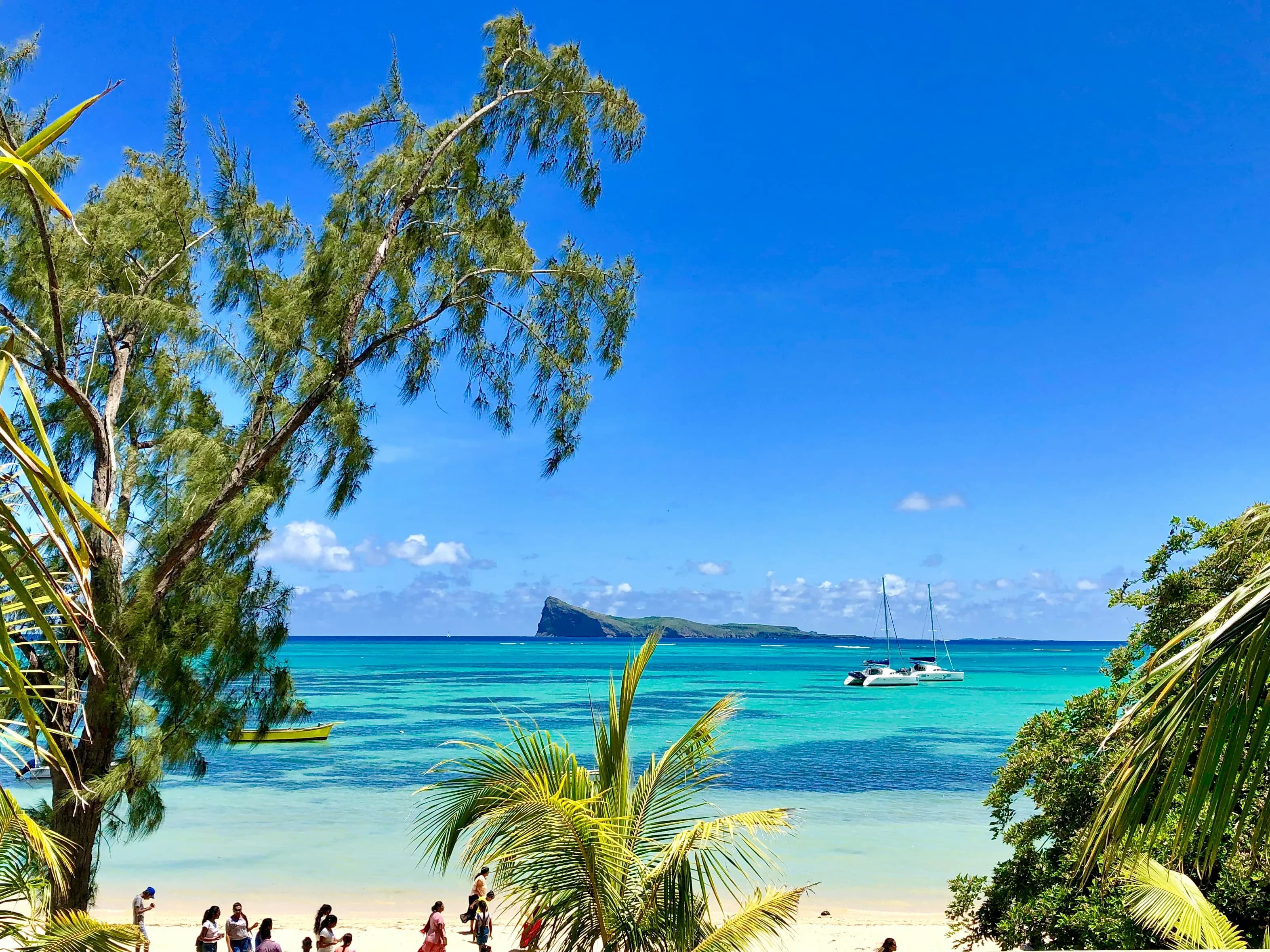 Plage paradisiaque de l'île Maurice sous un ciel bleu éclatant
