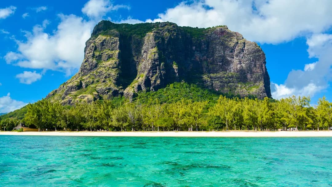 La péninsule du Morne avec sa montagne emblématique