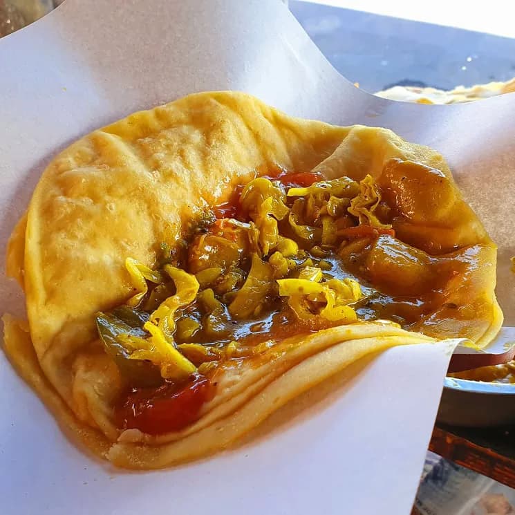 Dholl puri mauricien garni de curry et de chutneys